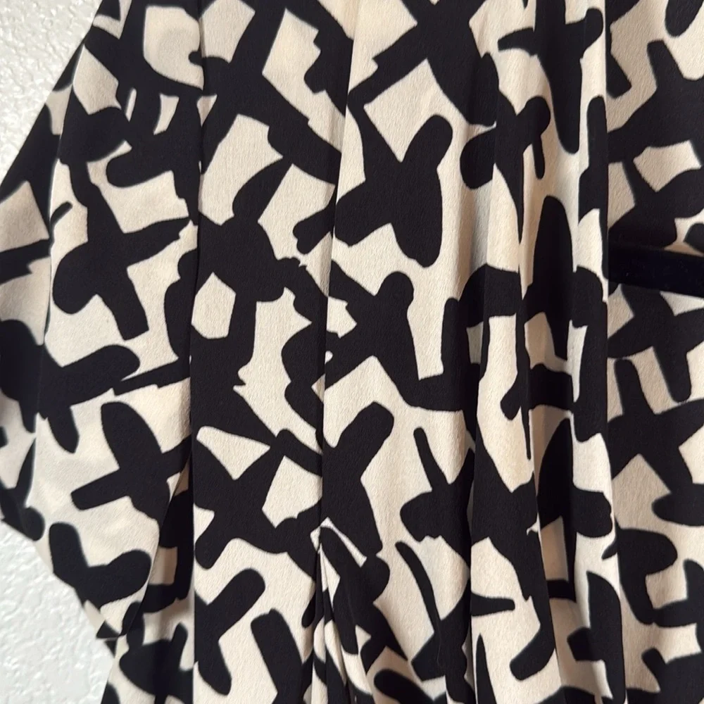 Diane Von Furstenberg Black & White Danil Print Silk Cowl Neck Dress Size 4